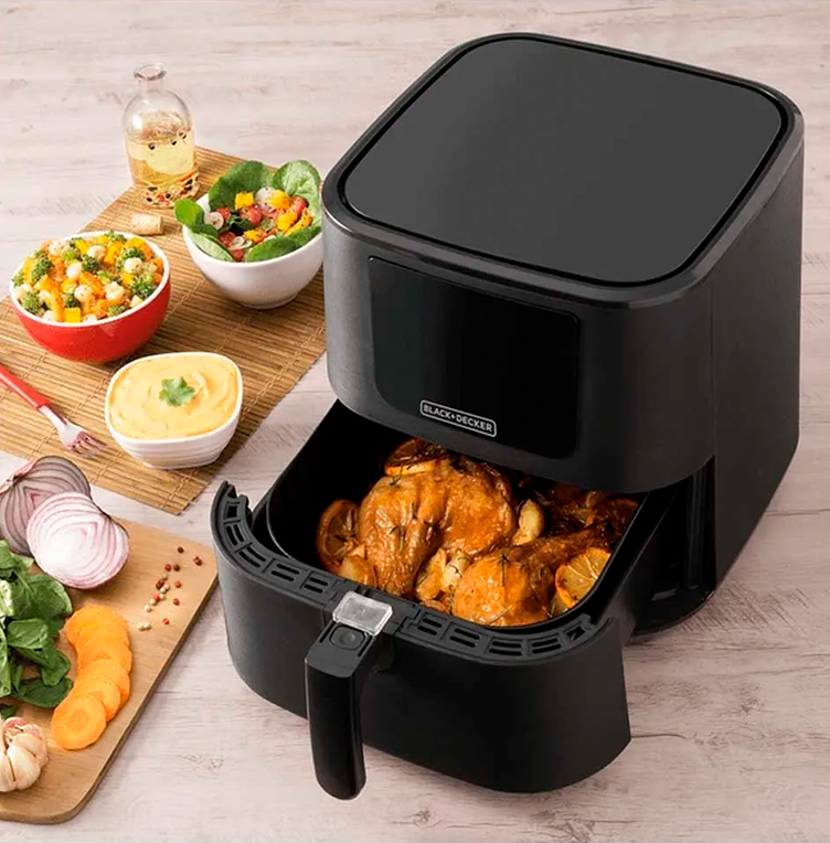 air fryer na cozinha com alimentos